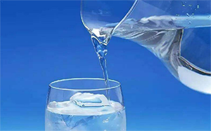 水放久了為什么有味道？